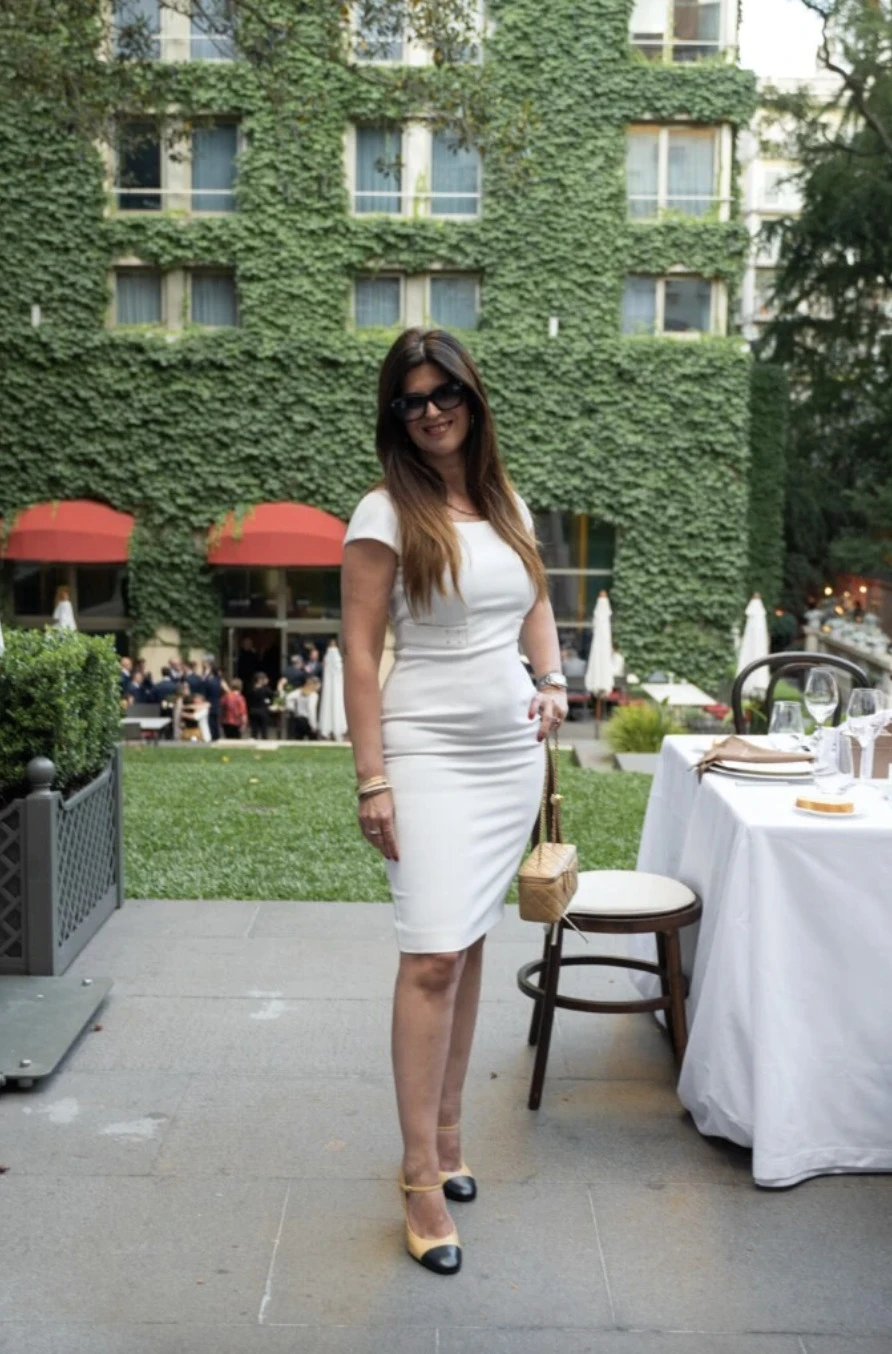 El look total white de Elba Marcovecchio para la cena de gala de fin de año que organizó la diseñadora Camila Romano. 