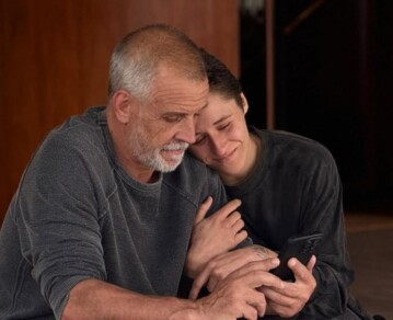 La esposa de Christian Petersen fue vista por primera vez en las inmediaciones del hospital en medio de su internación