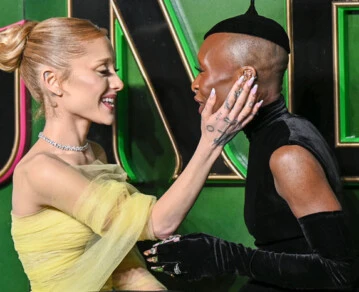 Un experto analiza las inusuales interacciones entre Ariana Grande y Cynthia Erivo