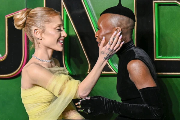 Un experto analiza las inusuales interacciones entre Ariana Grande y Cynthia Erivo