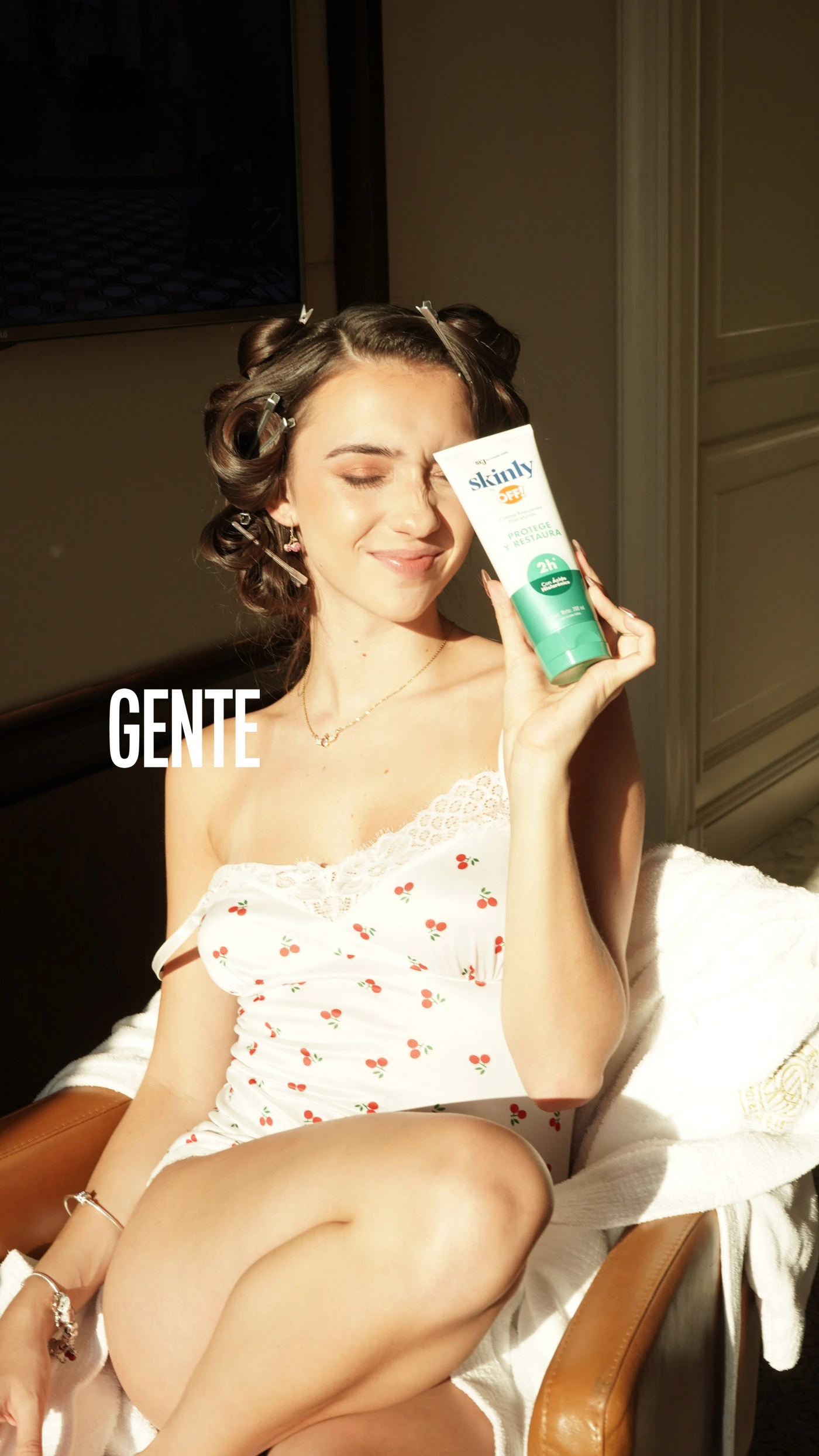 El secreto de la piel de Juli Castro en el evento: la crema Skinly by OFF! Protección e hidratación en un solo paso.