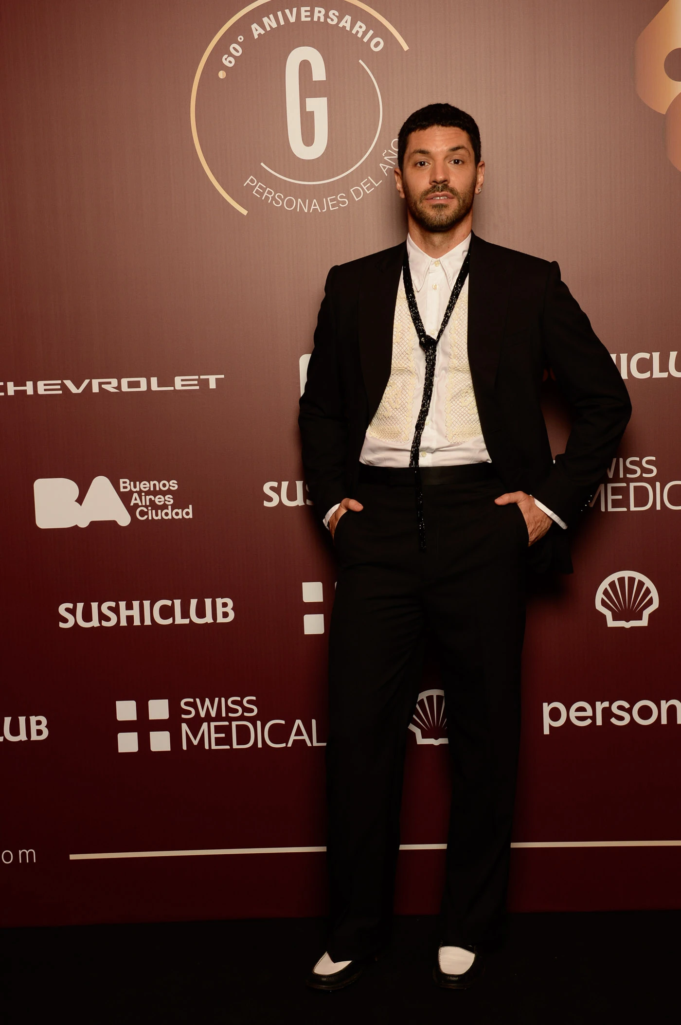 El look de Juan Ingaramo para la black carpet de los Personajes del Año 2025. 