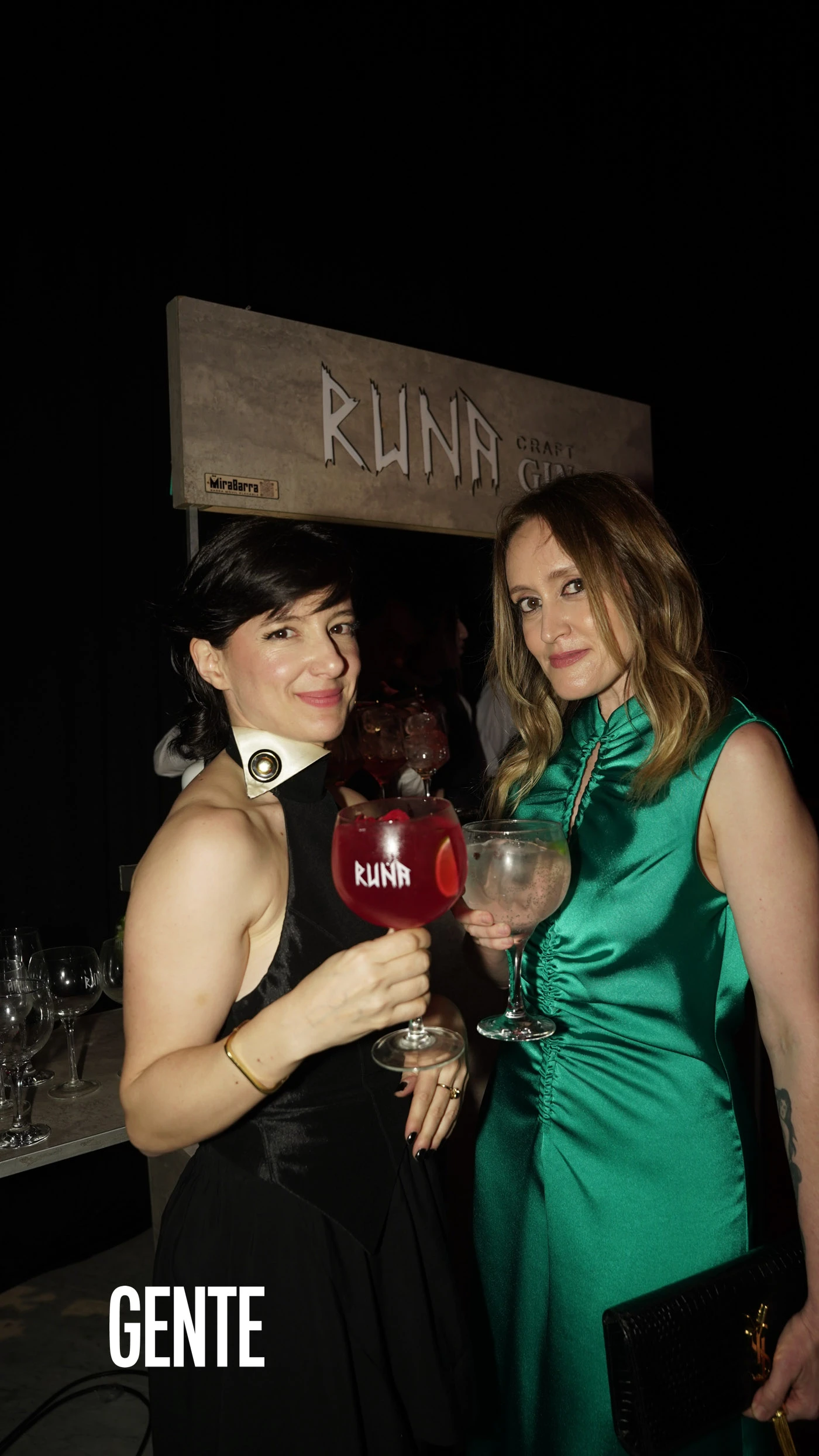 Las Viudas Negras, Malena Pichot y Marina Bellati disfurta de Runa y sus tragos.