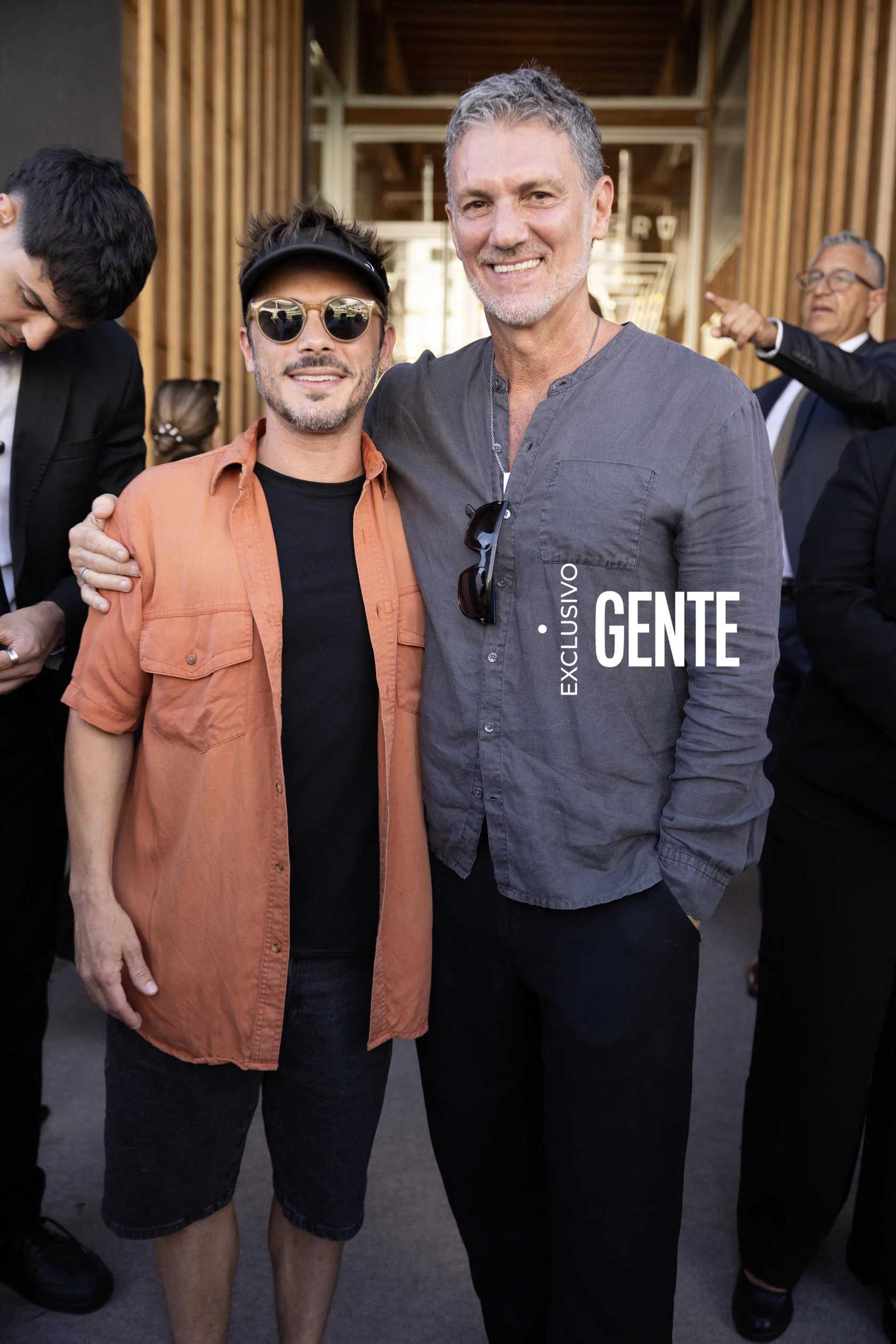 Tomás Fonzi junto a Leo Mateu.