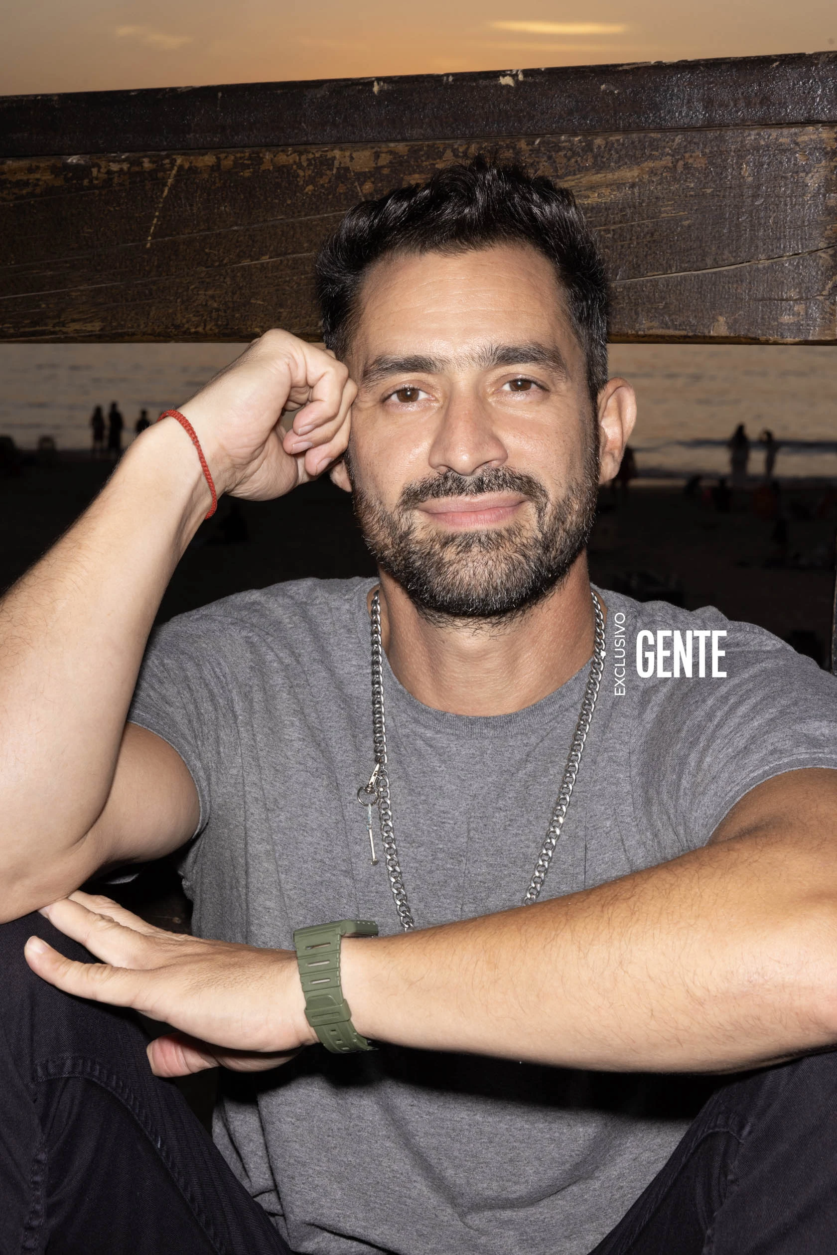 El conductor posa para GENTE con el característico sunset esteño de fondo. 