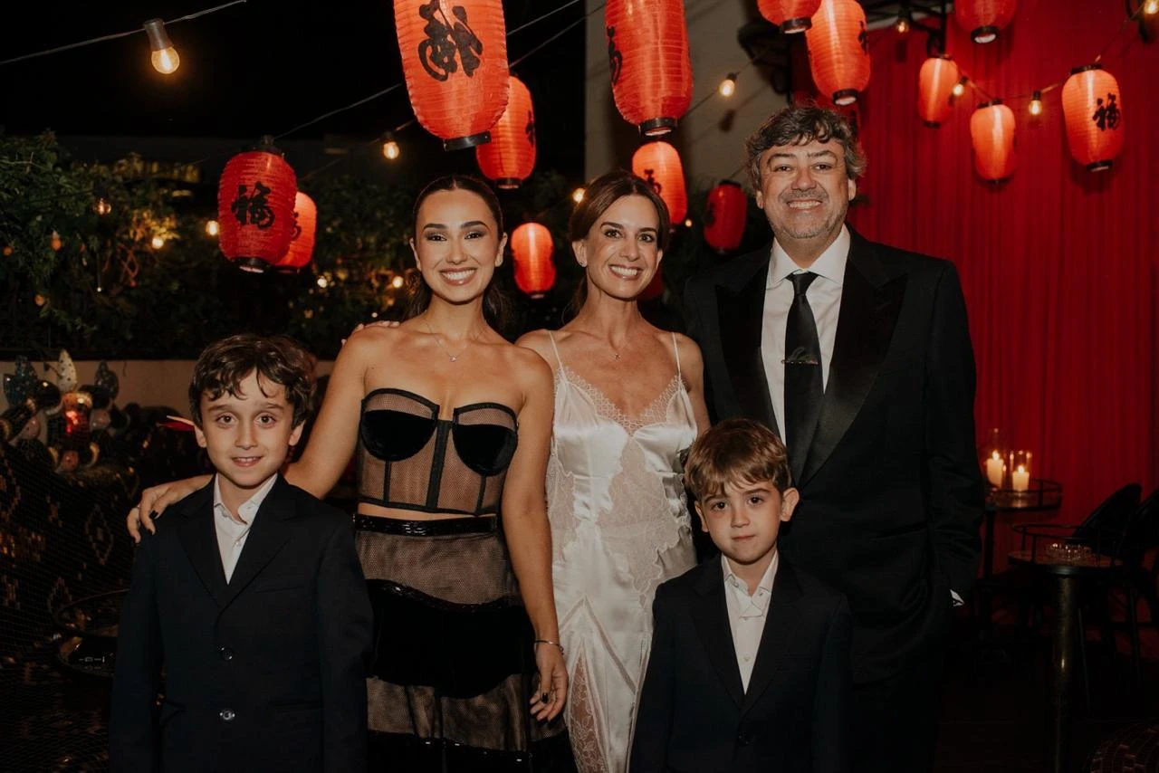 Juan Cruz Ávila con sus tres hijos de anteriores relaciones: Malena, Facundo y Lucas.