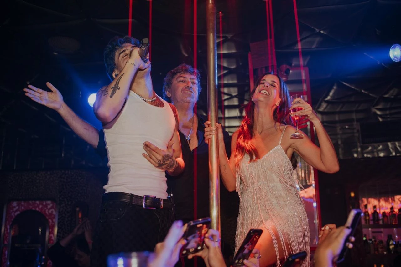 Luck Ra y Puli Demaria en el casamiento de Juan Cruz Ávila. 