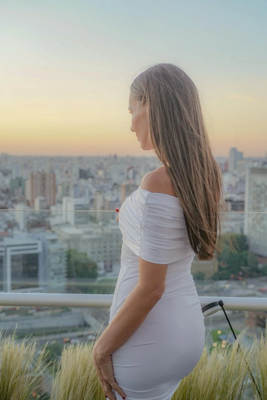 Con la ciudad de fondo, la modelo y conductora dio cátedra de moda.