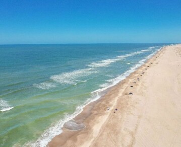Arena blanca y playas serenas: el balneario bonaerense poco conocido que solía frecuentar Diego Maradona