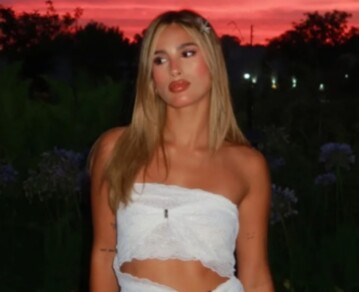 Juli Poggio y el look perfecto para recibir el Año Nuevo: blanco, audaz y con guiños cowgirl chic