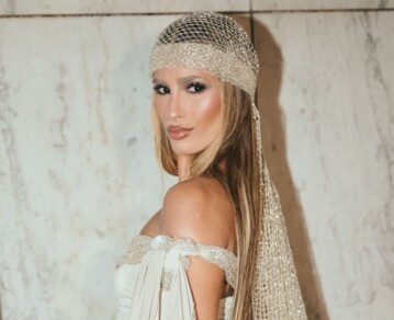 La historia detrás del look de Juli Poggio en los Personajes del Año 2025: guiños a una diva pop y la reinterpretación de un vestido de 216.000 cristales Swarovski