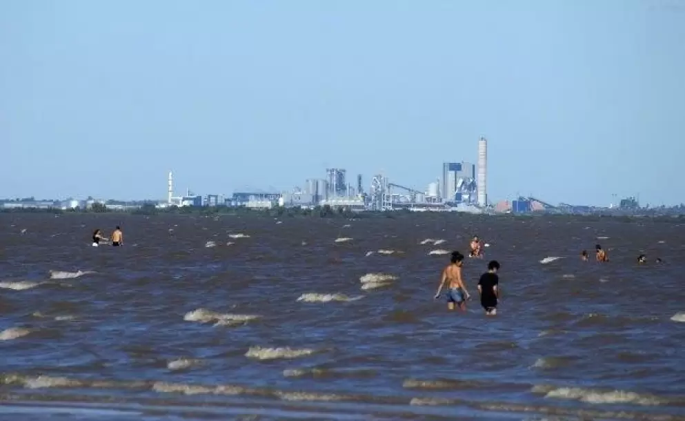 Así se ve la papelera ubicada en Fray Bentos desde la costa de Gualeguaychú