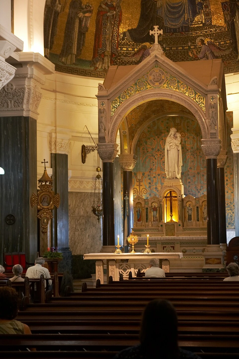 Los dos grandes altares laterales se destinaron al Sagrado Corazón de Jesús y a la Virgen de la Medalla Milagrosa y fueron decorados con mosaico de colores.