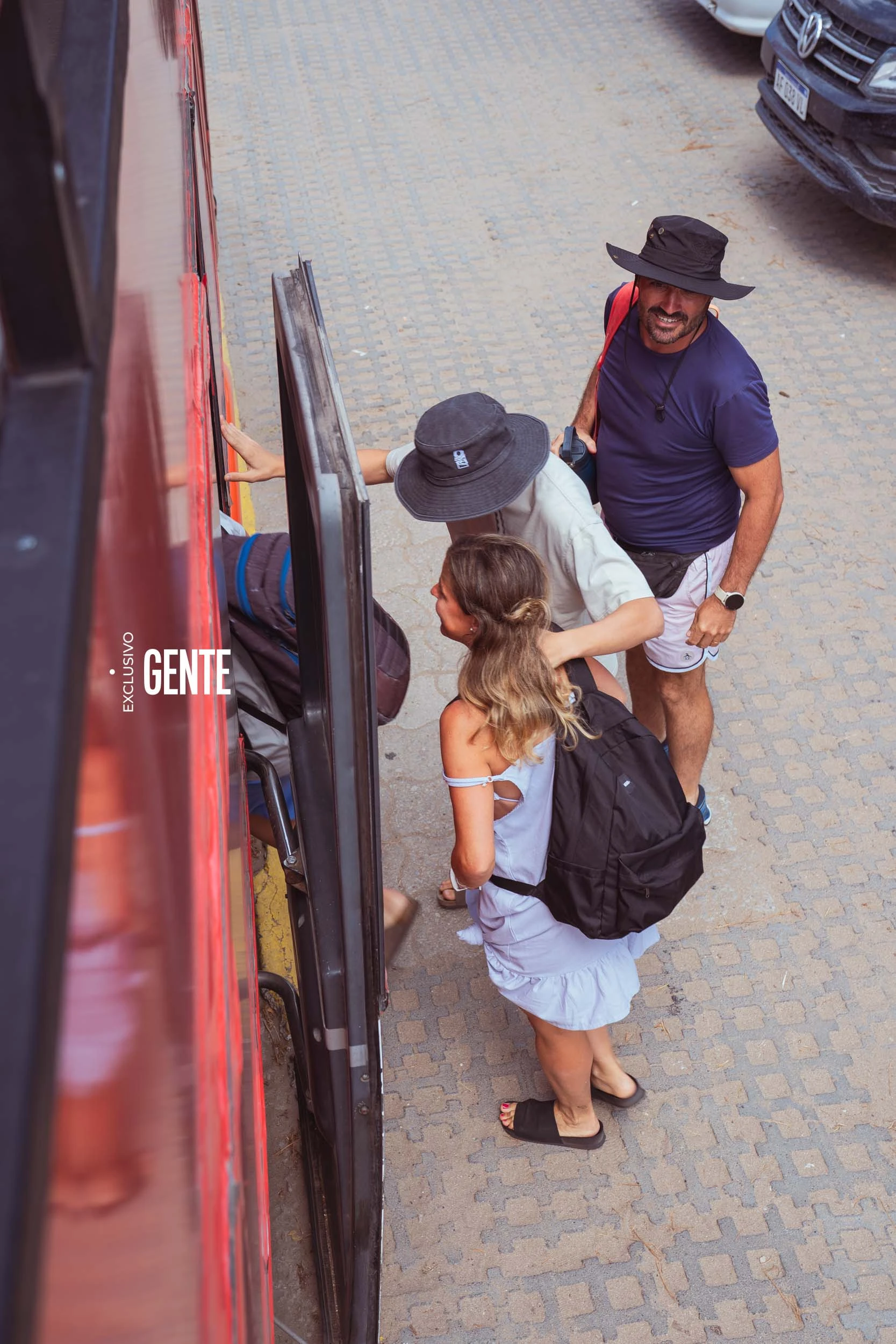 Todo tipo de grupos se apresuran para disfrutar del paseo.