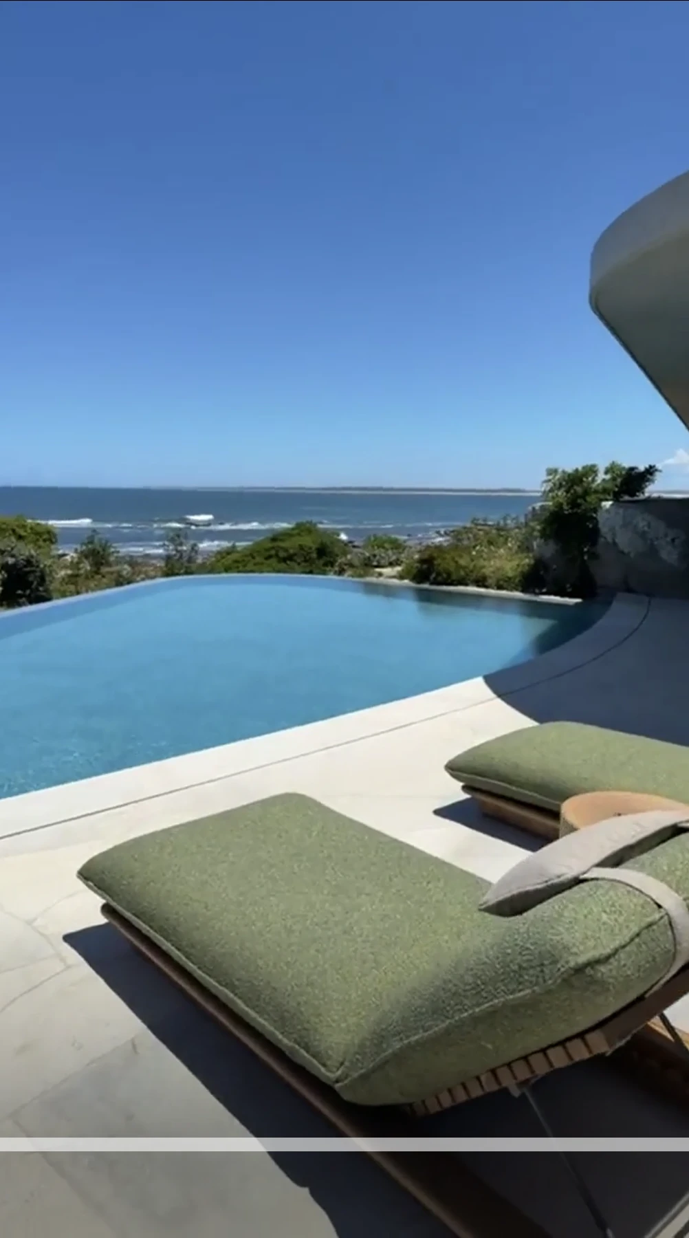 La piscina se funde con el mar.