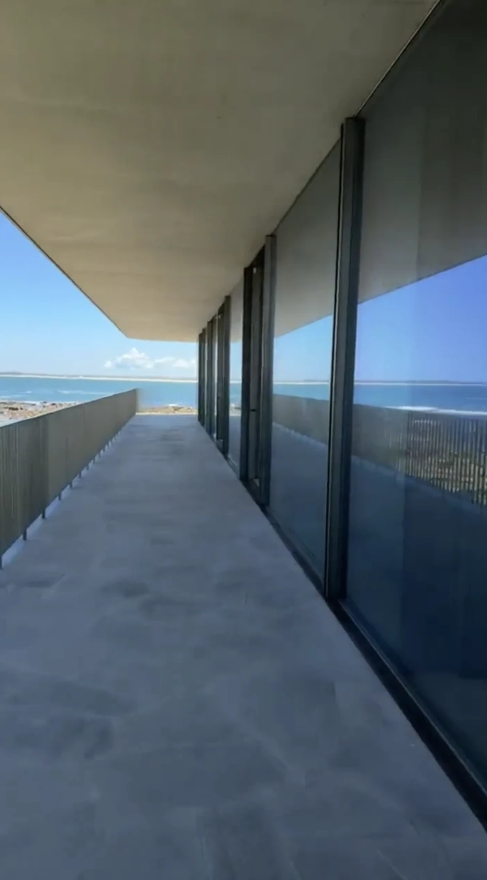 El amplio balcón que da acceso al exterior desde el living.