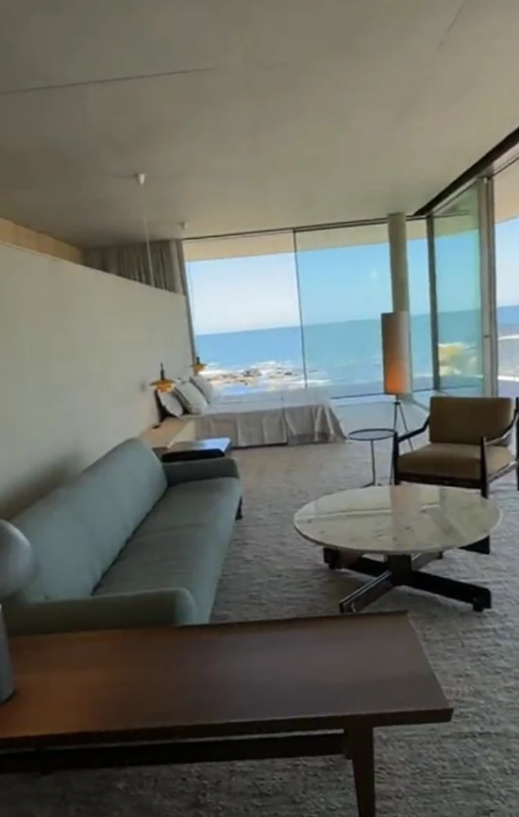 Dormitorio con vista directa al océano.