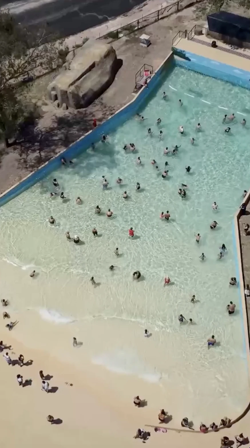 La pileta, de importantes dimensiones, para el disfrute de grandes y chicos. 