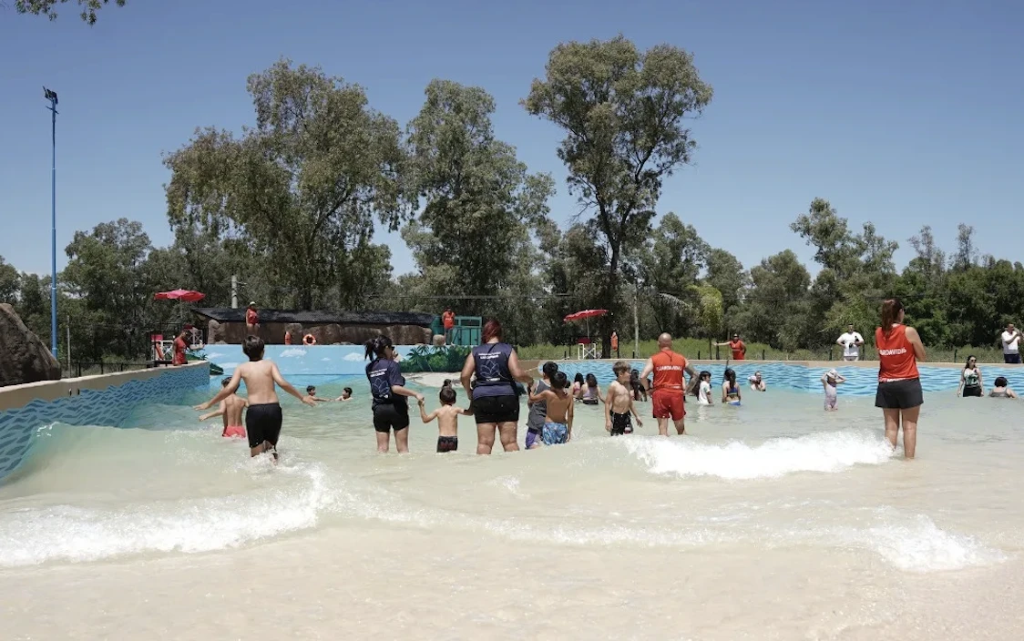 La pileta de Moreno con olas y espacios de picnic. 