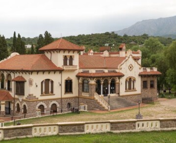El castillo de estilo árabe en un pueblito argentino que sorprende por su historia y sus vistas