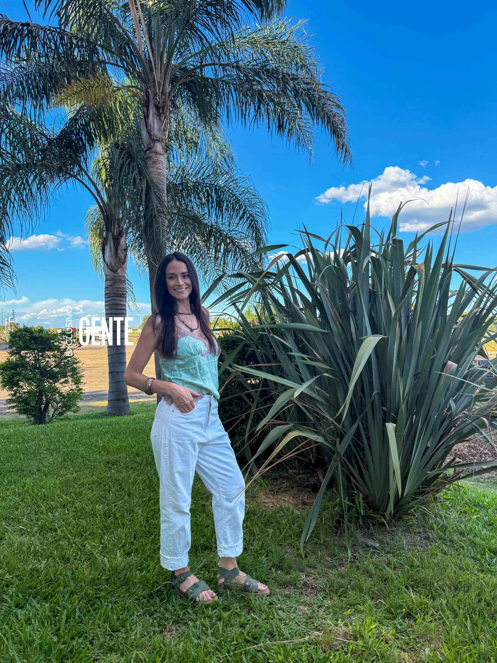 Cuando se hizo conocida por su intervención en la cumbre, su fama ascendió: el primero que la llamó para trabajar fue Marcelo Tinelli, al año siguiente, para ser parte del Patinando por un sueño. 