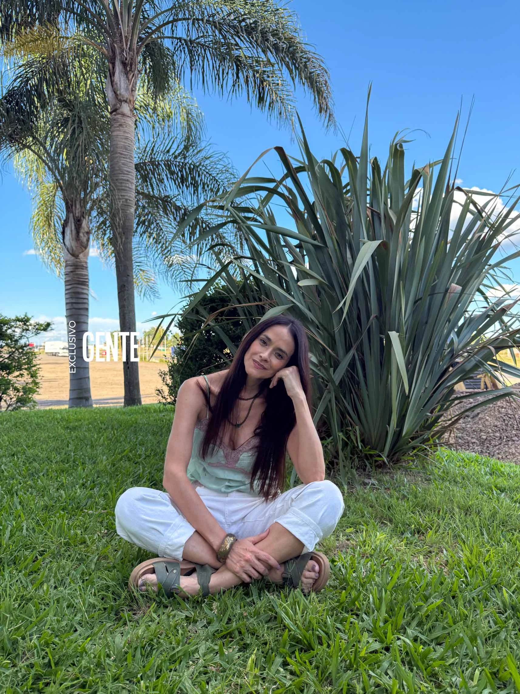 Soy una persona que está en constante cambio, aprendiendo y que no le es fácil; he pasado por buenos y malos momentos y me los he permitido. Estoy disfrutando de este momento y desafiándome día a día; a veces me cuesta más y otras menos, tengo a mi familia con salud y estoy bien.