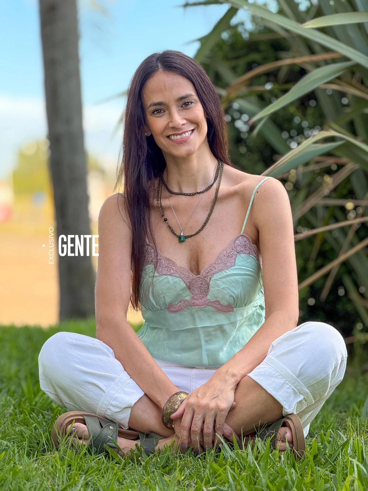 Cuando se hizo conocida por su intervención en la cumbre, su fama ascendió: el primero que la llamó para trabajar fue Marcelo Tinelli, en 2007, para ser parte del Patinando por un sueño. Ese mismo año se subió a las tablas en la obra No somos santas, producida por Gerardo Sofovich y en 2008 fue primera vedette en el espectáculo Humor Caliente, en Mar del Plata.