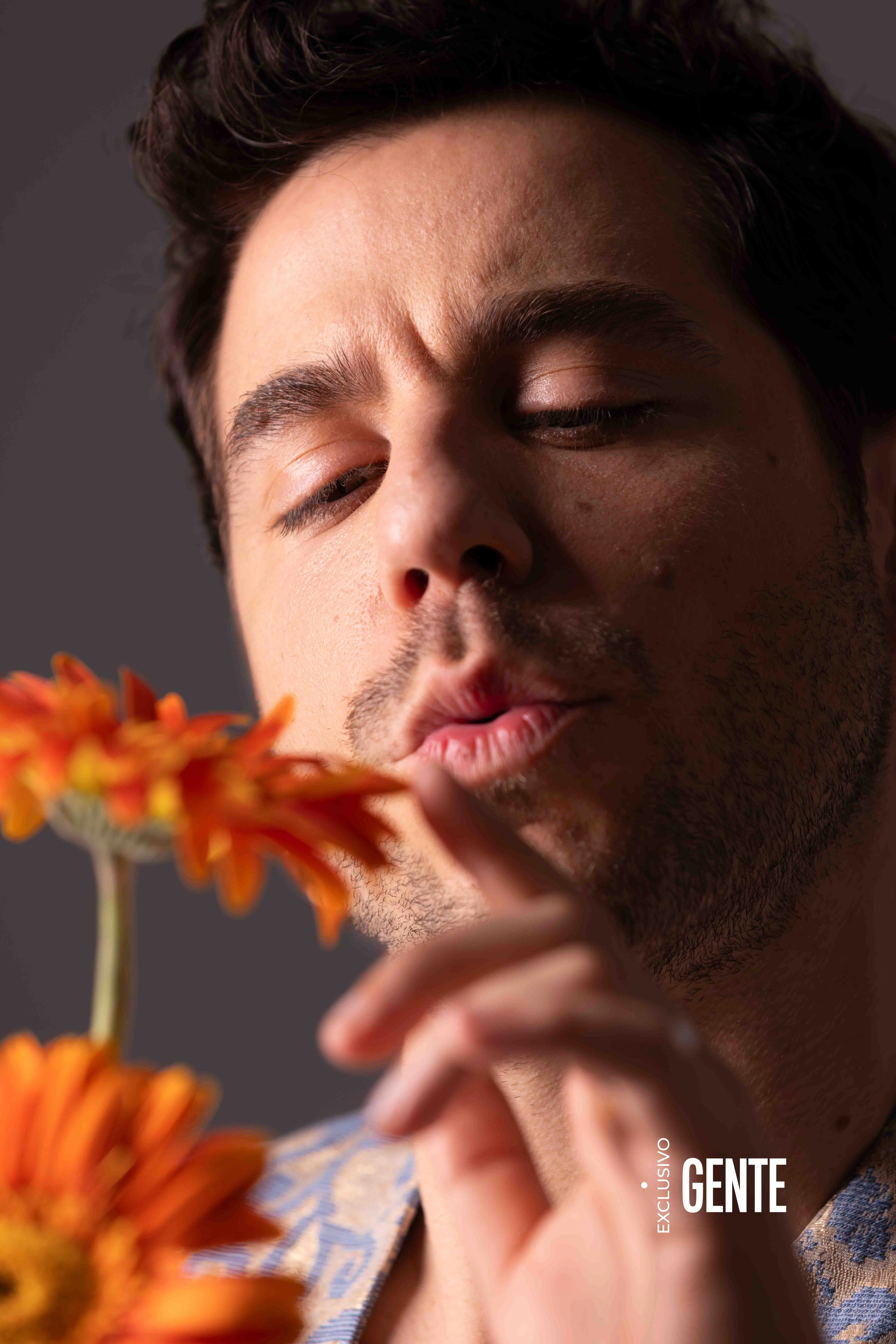 A los 35 años, Dente combina su trabajo en teatro con el desarrollo de nuevos proyectos como director y creador.