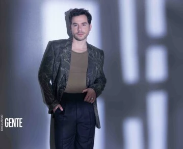 “Mi personaje está soltero. Él está analizando de qué va esto de estar en pareja. No tiene paralelismos con mi yo dentro de mi vínculo con Pablo. Pero claro que soy una persona que se pregunta muchas cosas como todos y eso está buenísimo para mí. Lo lindo es poder vivir con esas preguntas y construir las respuestas viviendo y no mirando de afuera las cosas”.