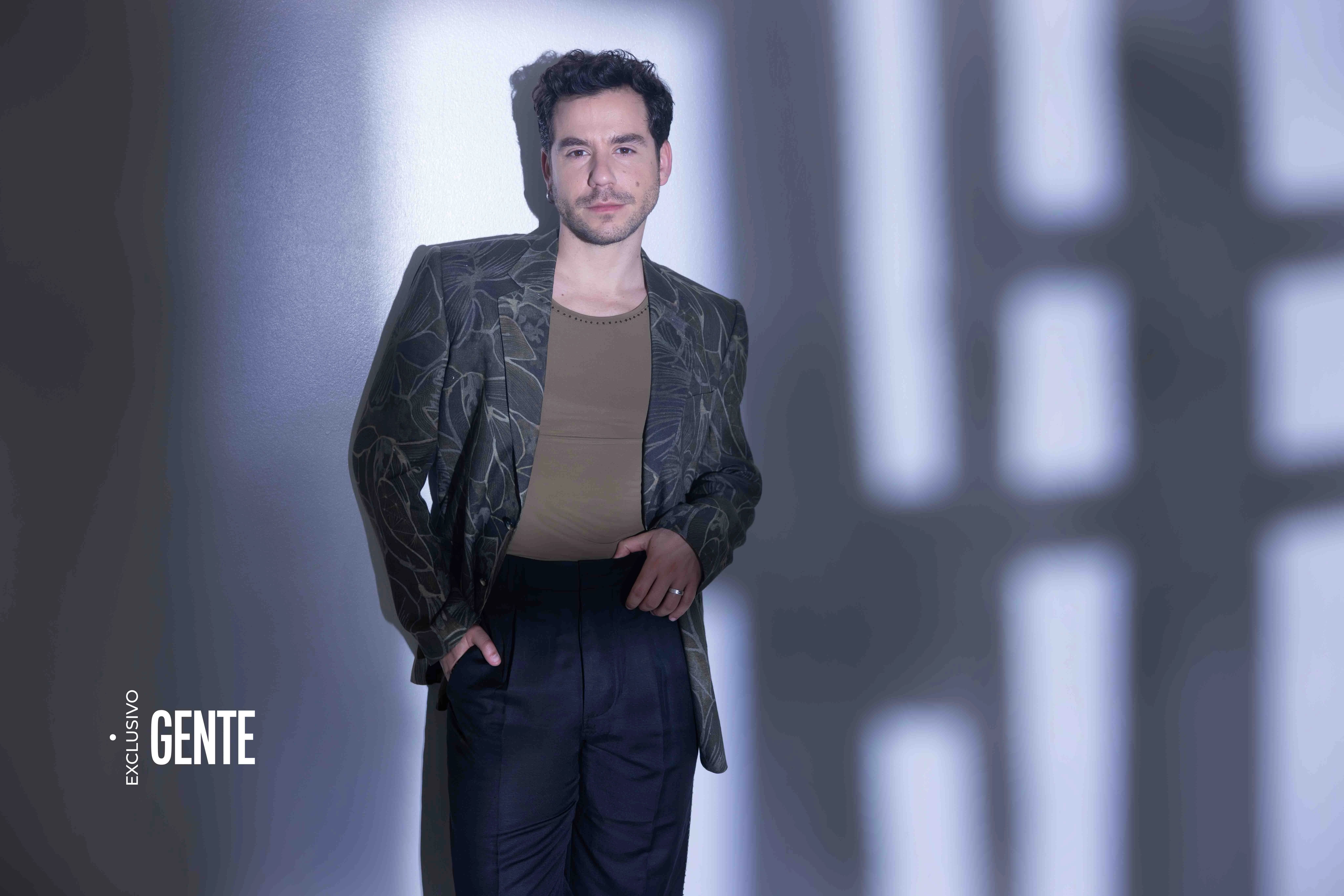 “Mi personaje está soltero. Él está analizando de qué va esto de estar en pareja. No tiene paralelismos con mi yo dentro de mi vínculo con Pablo. Pero claro que soy una persona que se pregunta muchas cosas como todos y eso está buenísimo para mí. Lo lindo es poder vivir con esas preguntas y construir las respuestas viviendo y no mirando de afuera las cosas”. 