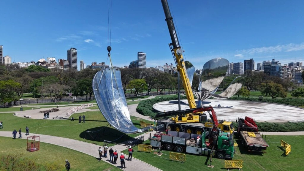 Floralis Genérica y el arquitecto Eduardo Catalano 1.jpg