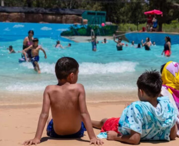 La pileta con olas y palmeras "estilo Caribe" ubicada a una hora del Obelisco y cuya entrada sólo vale 4.800 pesos