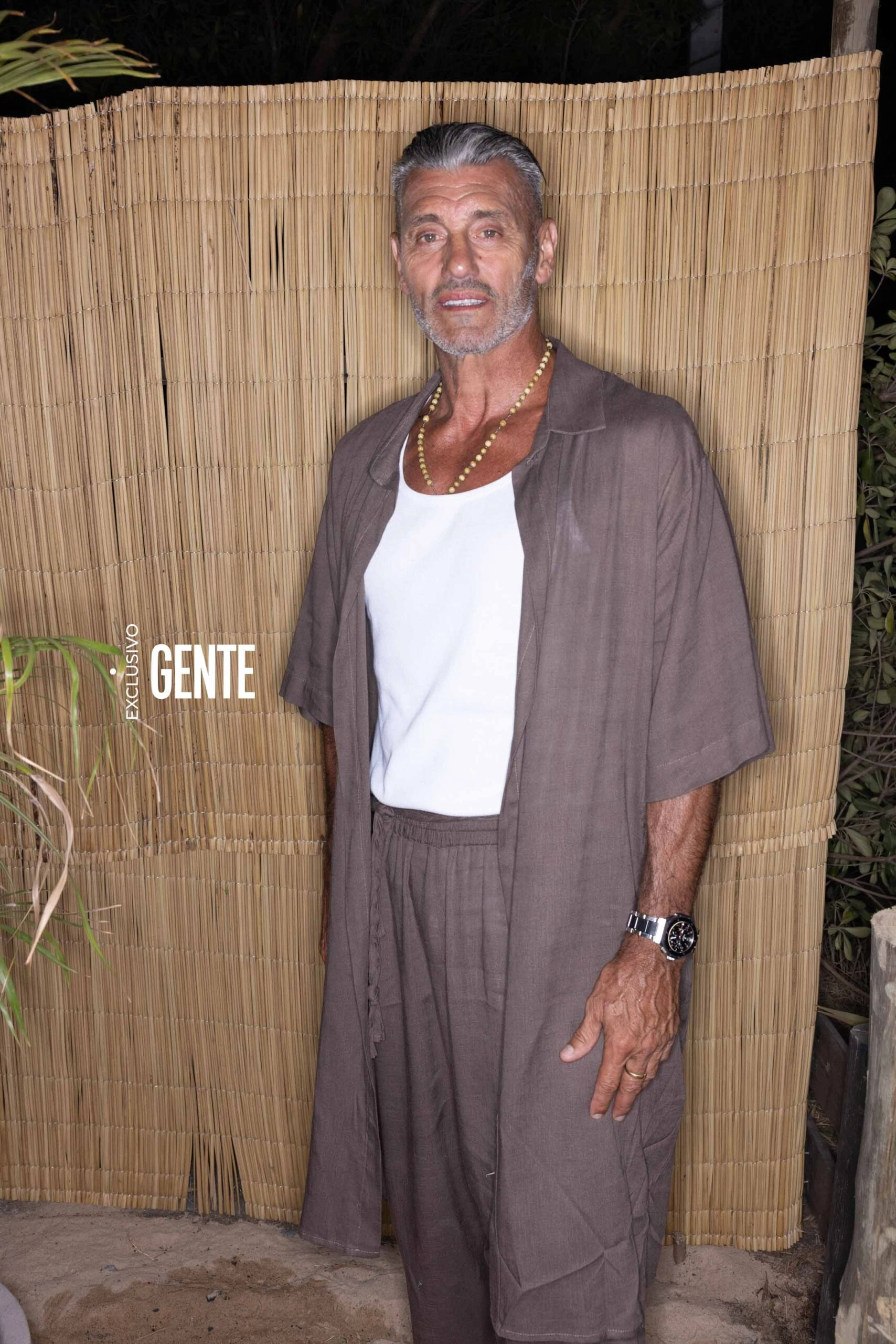 El look de Goycochea, de lino e impronta mediterránea.