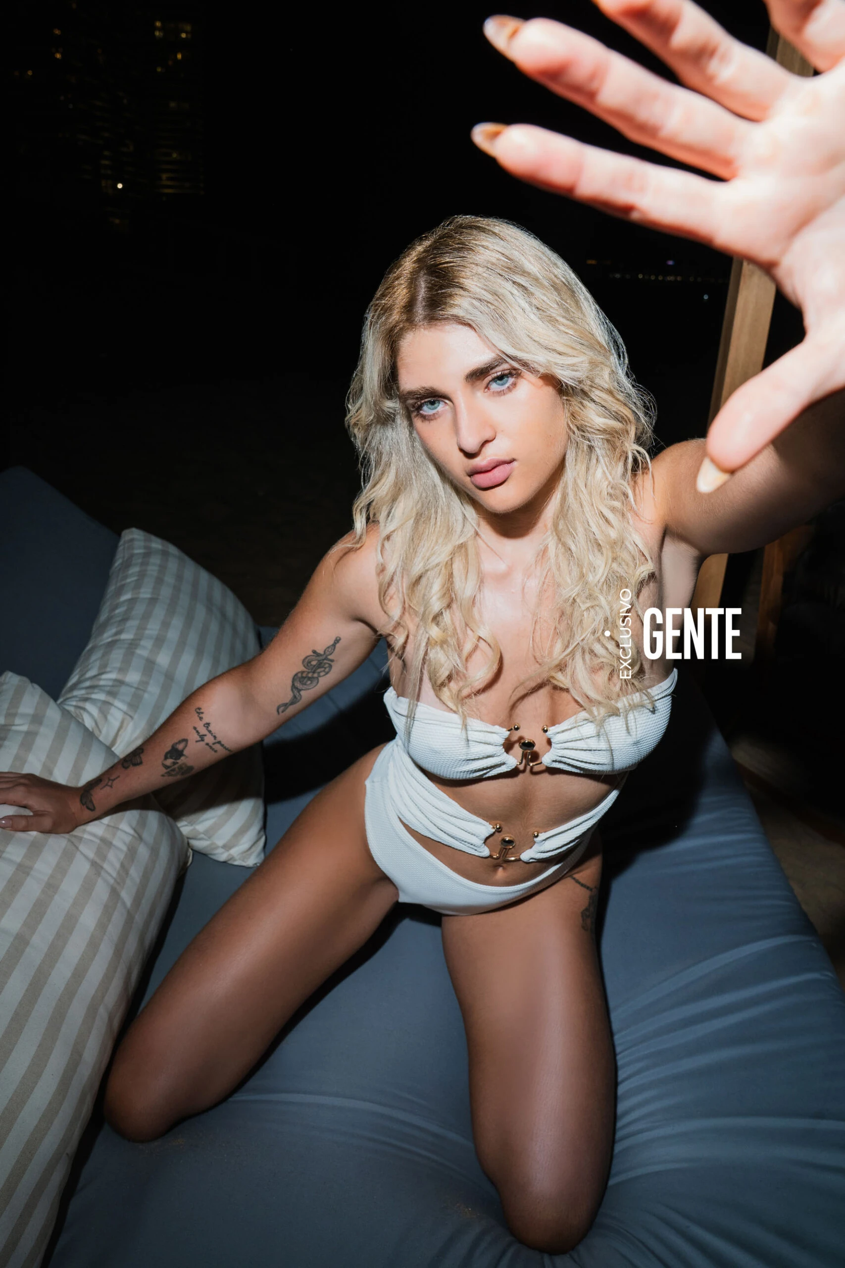 Marta Fort posa para GENTE en las exclusivas playas de Punta del Este. 