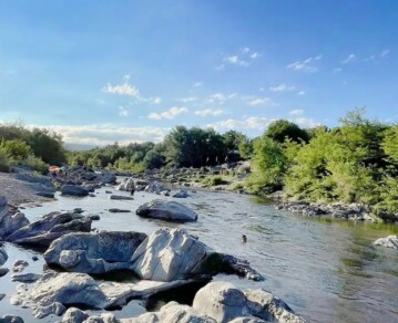 El pueblito poco conocido con río de aguas cristalinas, balnearios completos y una fiesta que celebra lo casero