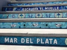Nueva escalera de mosaicos en el Club de Pesca Mar del Plata estilo Selarón, ideal para fotos de verano