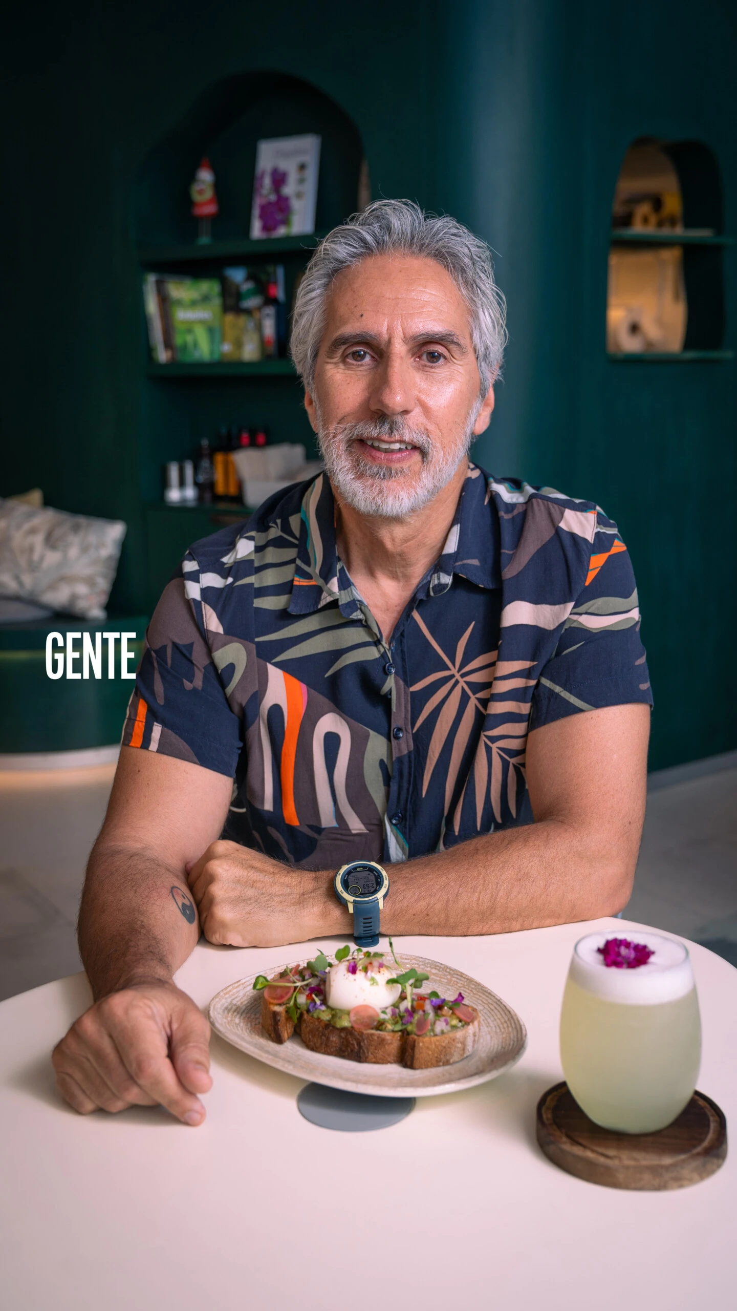 El periodista, se involucra en cada detalle y su foco principal es el crecimiento de las plantas que eligió para decorar y darle vida al espacio gastronómico.