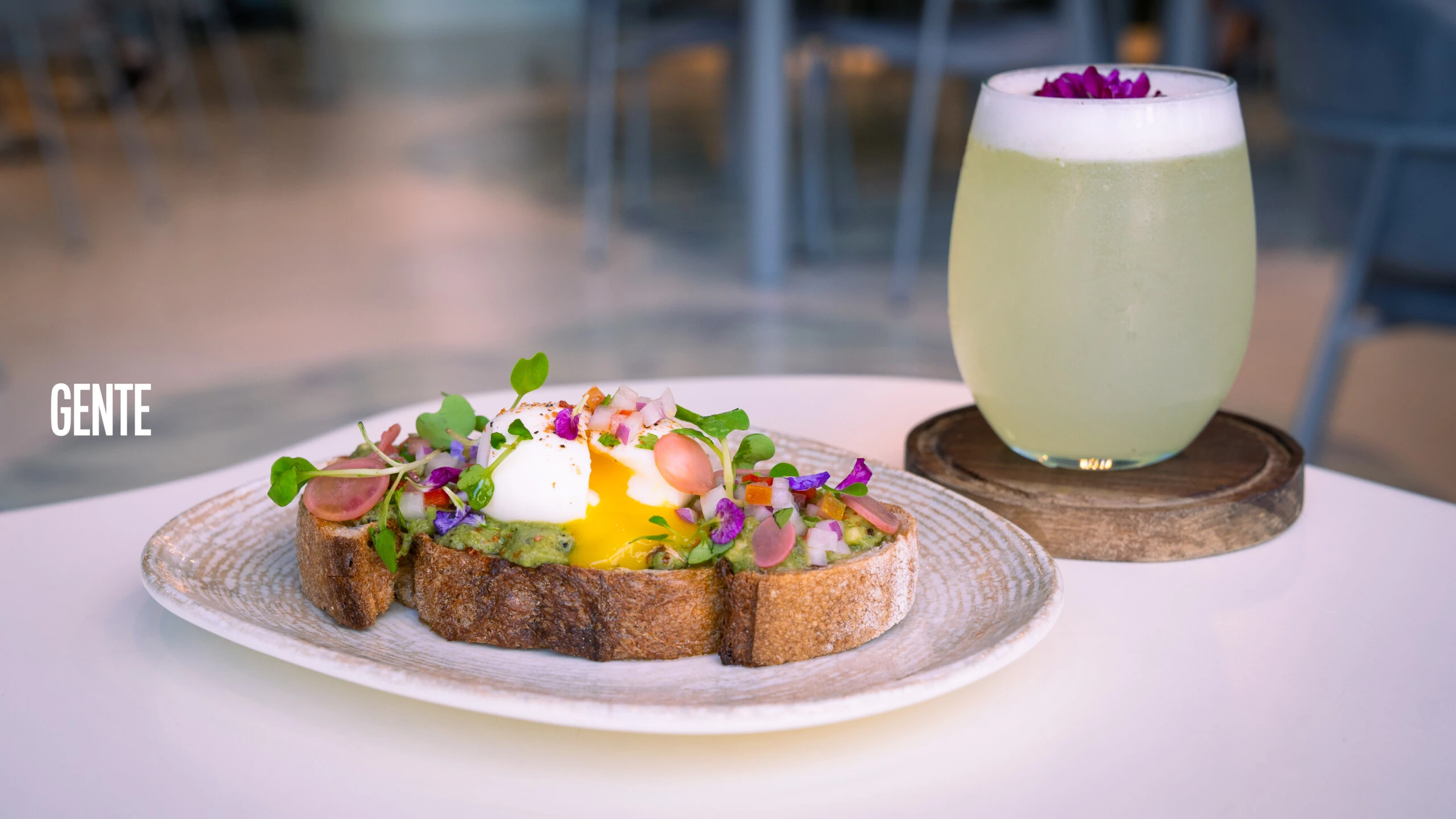 El avocado toast, otra de las vedettes del menú. 