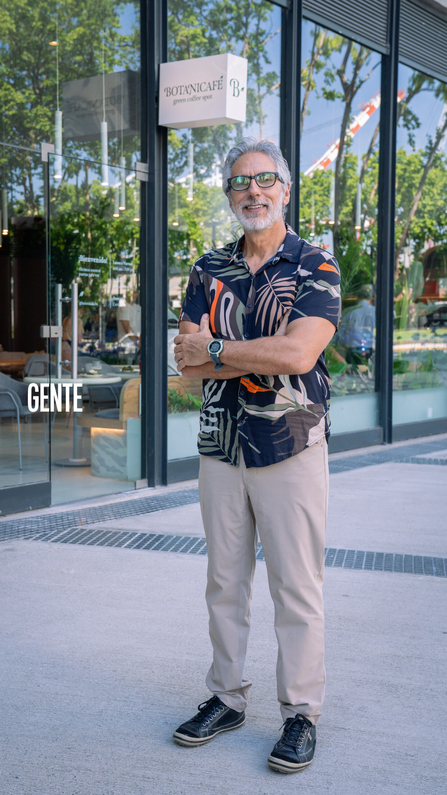 En la puerta de su café, piensa a lo grande y en expandirse. 