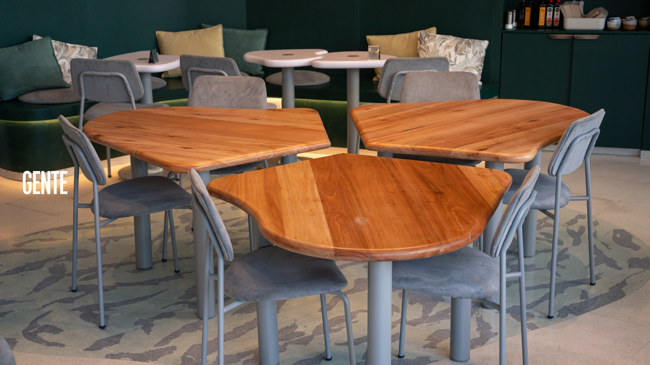 Una mesa con forma de trébol que se fuese deparar o unir, invita al encuentro. 