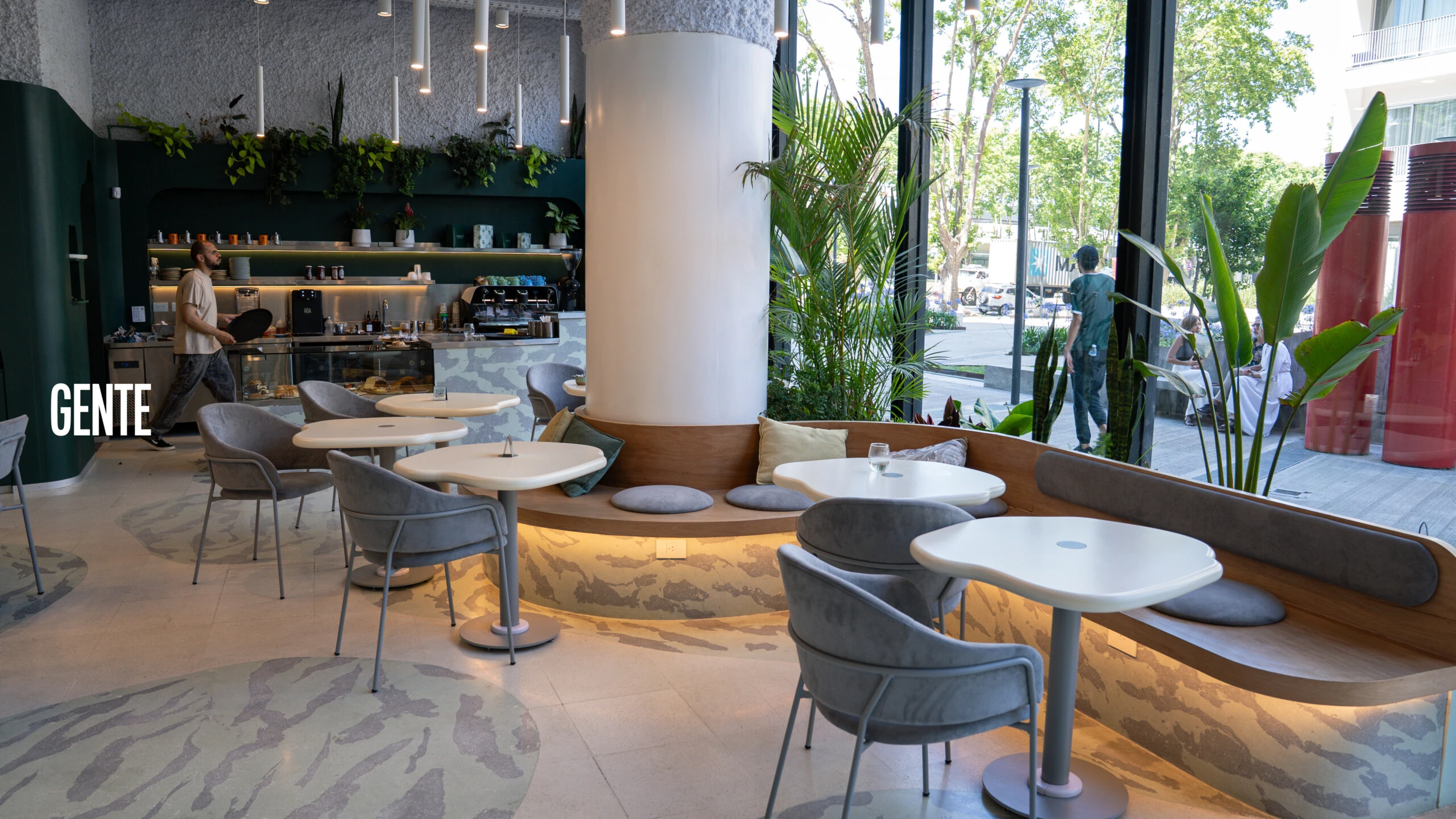 Edificio Plaza, entre Av. Antártida Argentina y Av. Ramón Castillo, Retiro. Lunes a viernes de 8 a 19. Sábados de 9 a 15. Instagram: @botanicafe.ba