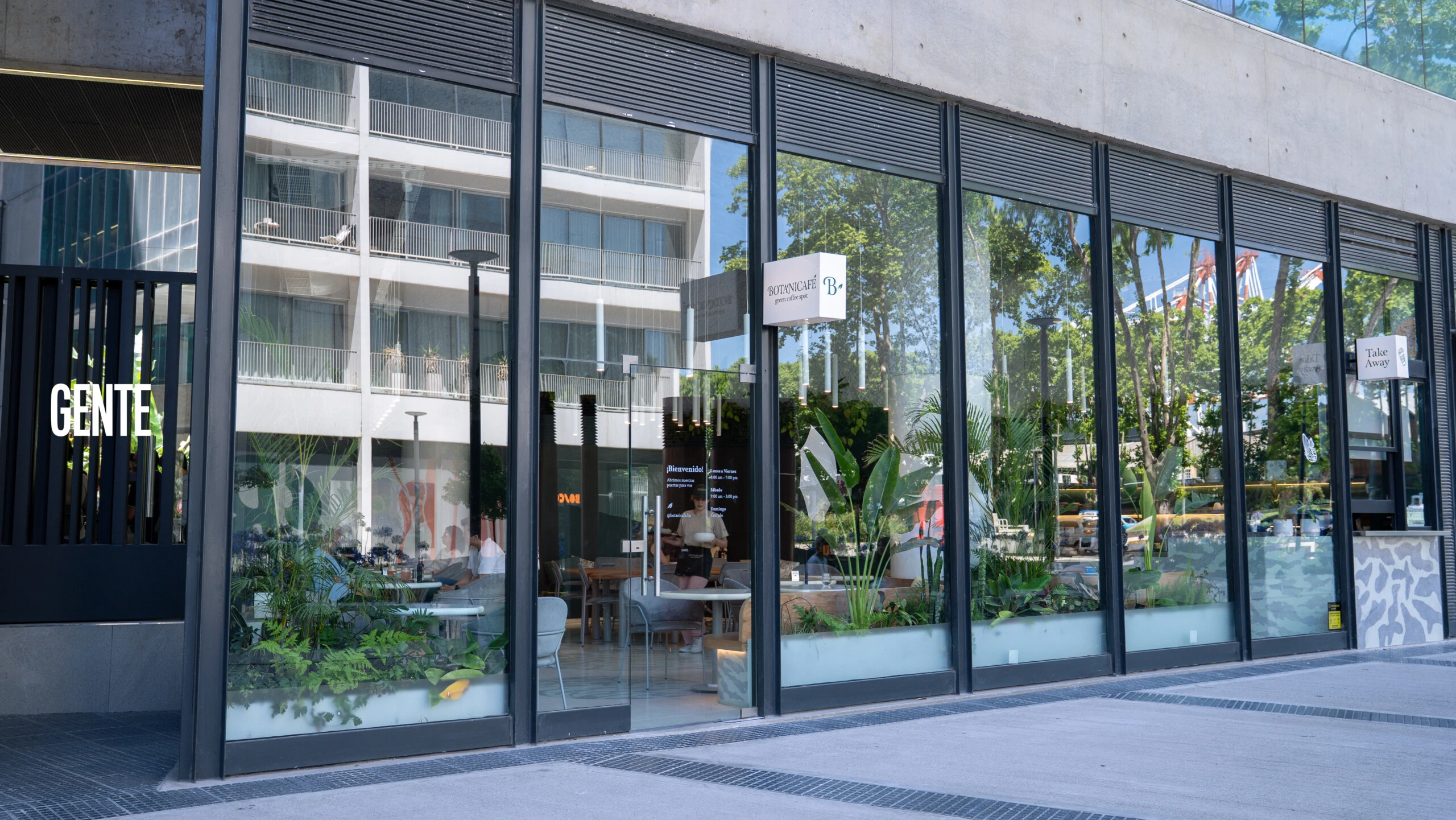 Ventanales del piso al techo, un espacio exterior y tonalidades verdes van en sintonía con la filosofía del lugar. 