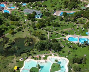 El destino low cost que se impone para el verano, a menos de 500 kilómetros de CABA: termas, río y descanso sin gastar de más