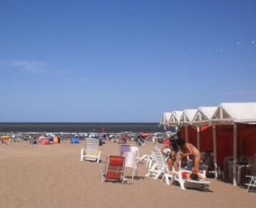 De Netflix a San Clemente del Tuyú: quién es el galán español que dejó todo por venir a trabajar en un balneario