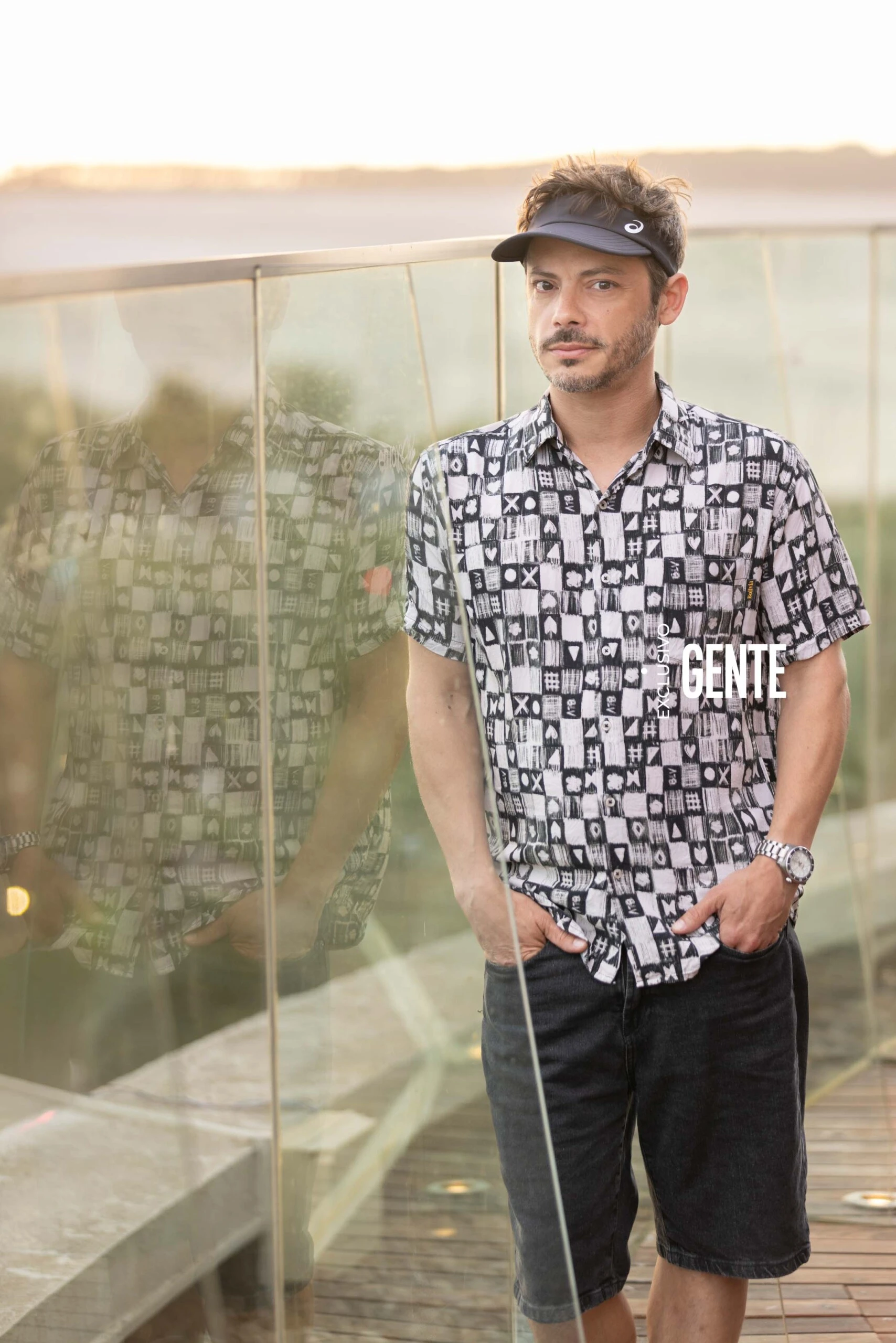 El actor disfruta de los beneficios de trabajar en uno de los destinos de vacaciones más aclamados del verano, y lo hace acompañado de su familia.