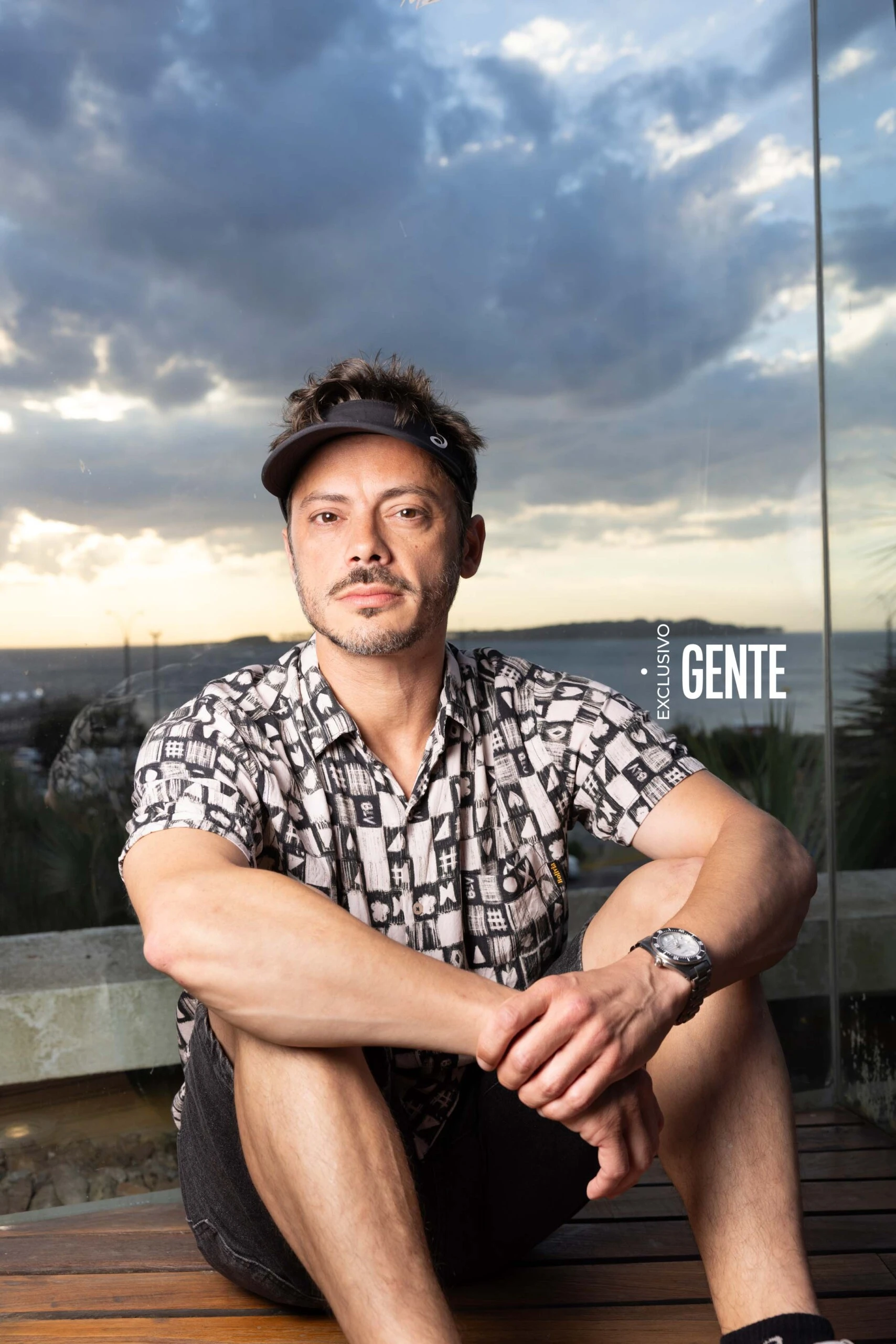 El shooting de Tomás Fonzi para GENTE desde Punta del Este con la puesta de sol y Playa Mansa de fondo.