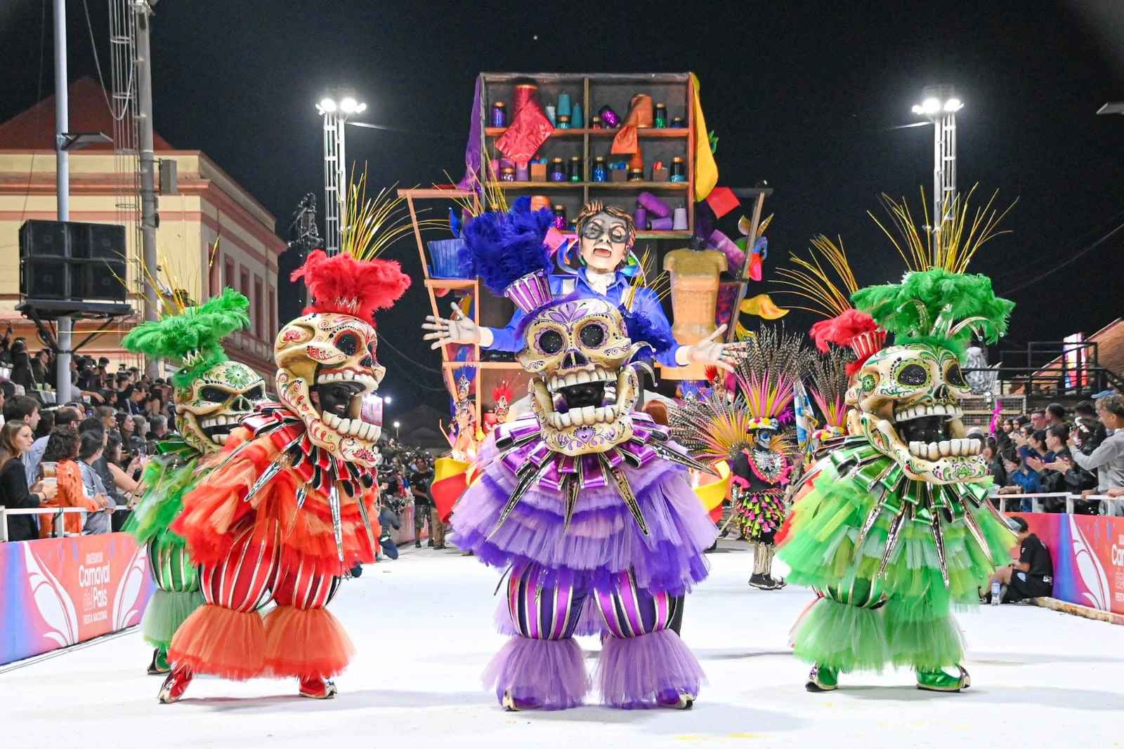 El colorido paso de Papelitos por el corsódromo. 