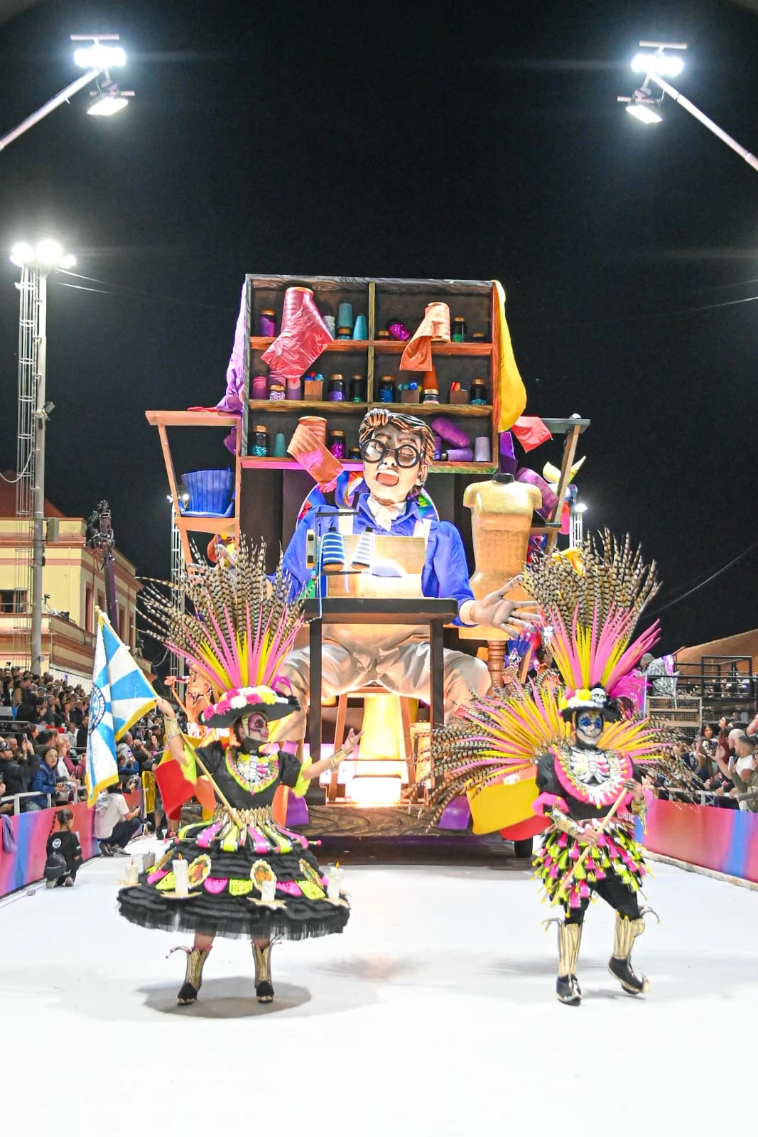 La costurera, en el centro de la escena de Papelitos.