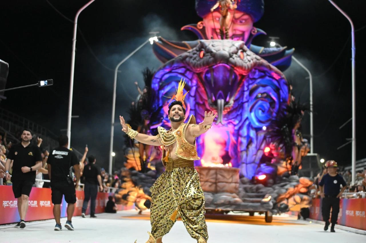 El paso de Marí Marí por el corsódromo de Gualeguaychú.