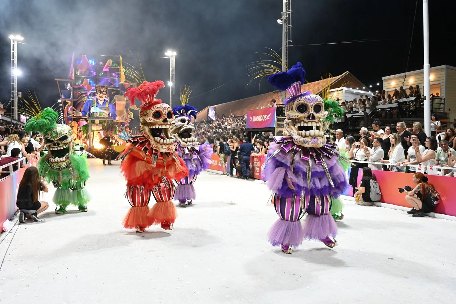 Papelitos es reconocida por sus trajes y colores vibrantes. 